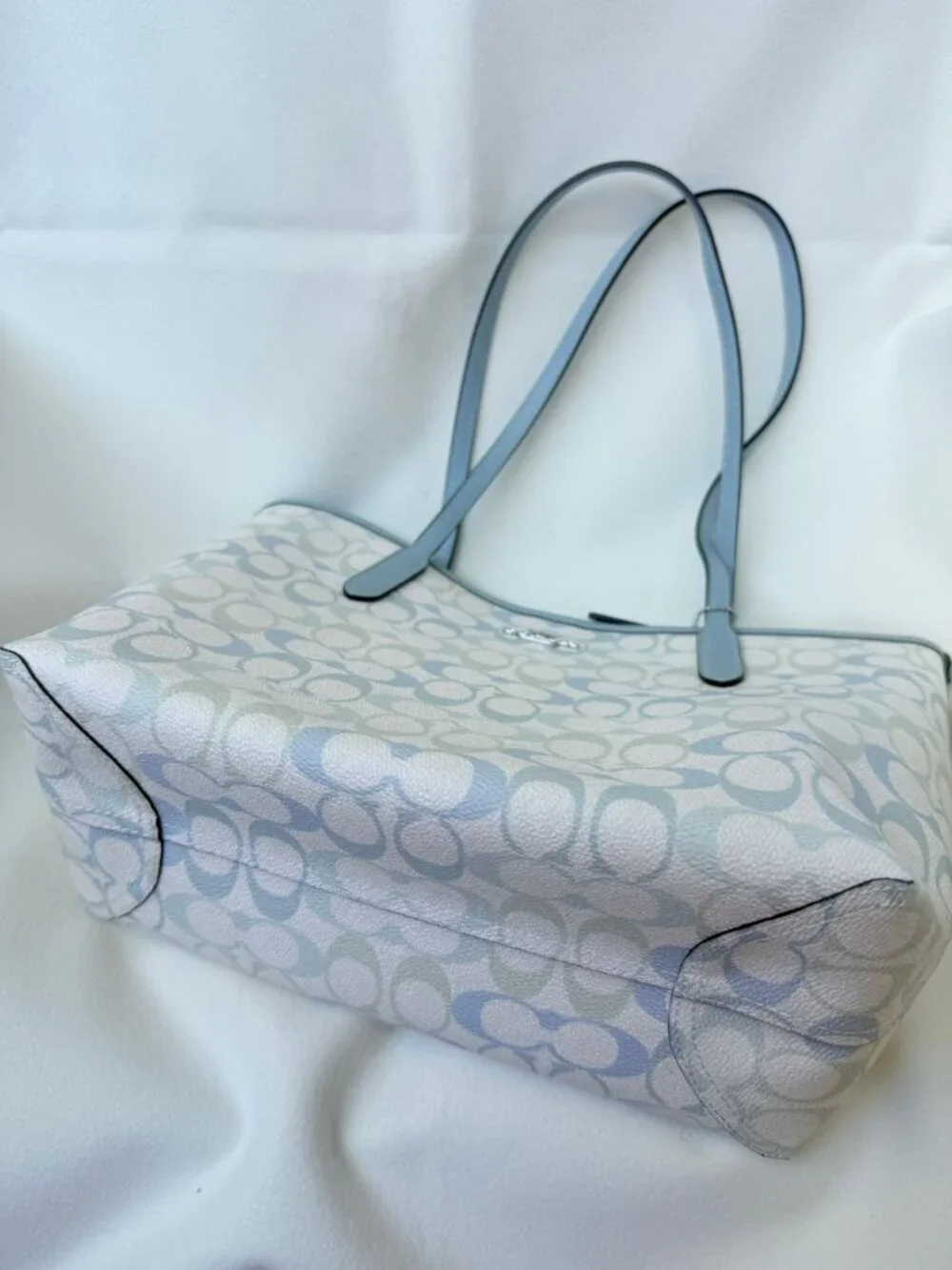 coach Medium City Tote Bag In Signature Canvas cdz09